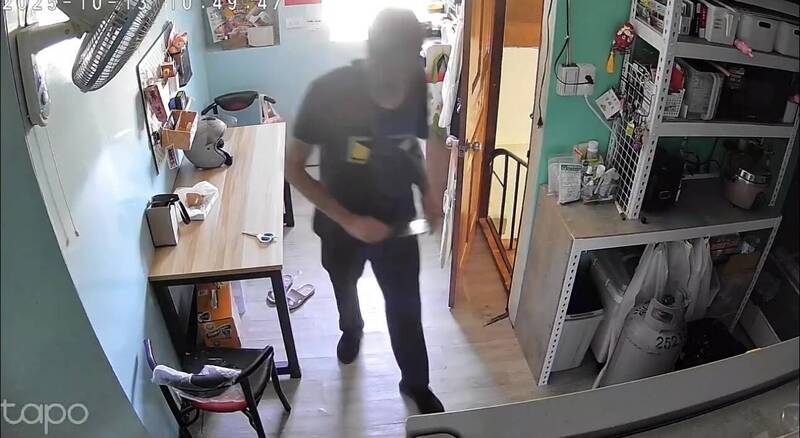 男子手持菜刀进入民宅行窃,画面全被监视器录下来。(撷取自Threads) 男子手持菜刀进入民宅行窃,画面全被监视器录下来。(撷取自Threads)