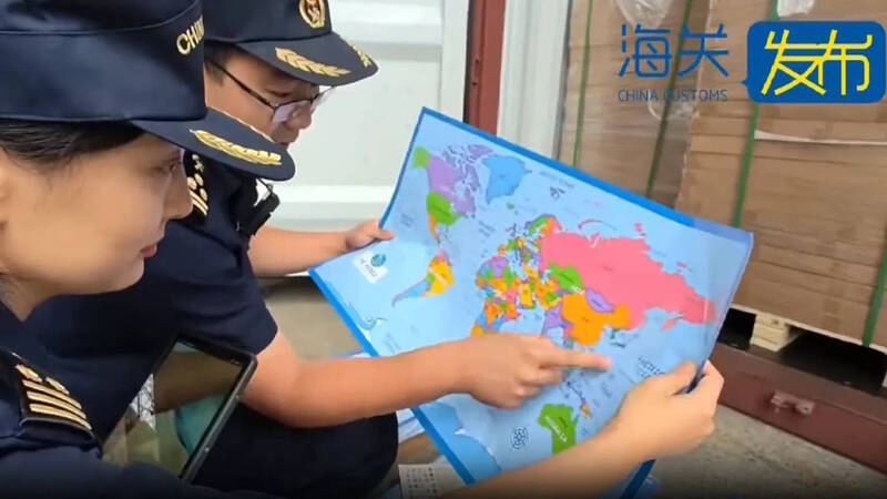 中国海关人员近日查扣一批他们形容为「有问题」的出口地图。(图:中国海关总署) 中国海关人员近日查扣一批他们形容为「有问题」的出口地图。(图:中国海关总署)