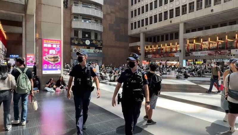铁警局事后加强北车的站内巡守。(记者王冠仁翻摄) 铁警局事后加强北车的站内巡守。(记者王冠仁翻摄)