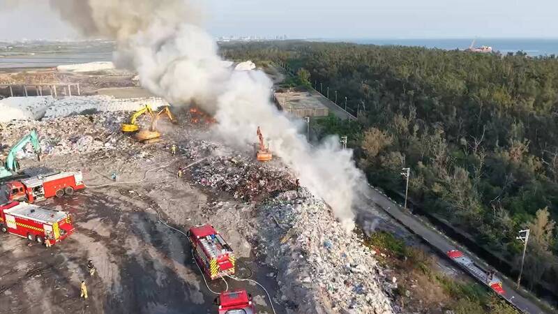 台南城西掩埋場濃煙沖天 環保局協同消防15車29人控制火勢