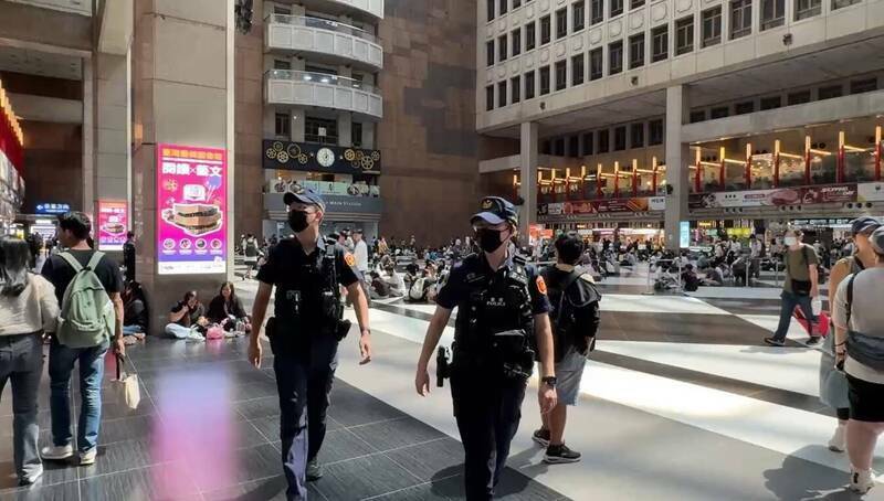 台北车站大厅发生通缉犯公然捡尸性侵酒醉外籍女后,铁路警察加强巡逻。(资料照) 台北车站大厅发生通缉犯公然捡尸性侵酒醉外籍女后,铁路警察加强巡逻。(资料照)