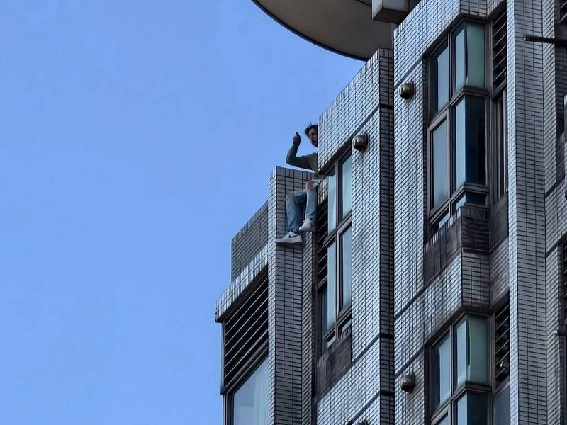 37岁男悬空坐在14楼女儿墙。(取材脸书粉专「内坜大小事」) 37岁男悬空坐在14楼女儿墙。(取材脸书粉专「内坜大小事」)