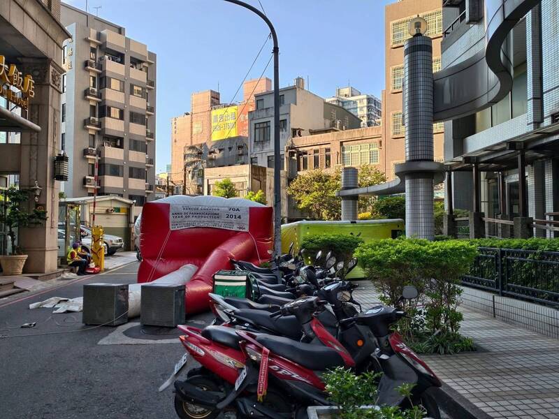 消防人员架设气垫。(取材脸书粉专「内坜大小事」) 消防人员架设气垫。(取材脸书粉专「内坜大小事」)