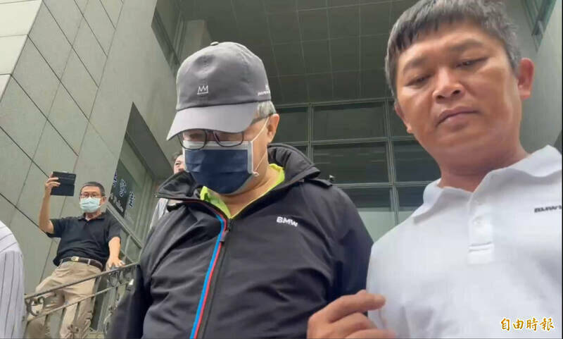 苏俊仁涉台盐绿能案,法院裁定自9月28日起延押2月并禁止接见通信,他声称罹患黄斑部病变恐失明声请保外就医,台南高分院认可戒护就医,驳回抗告。(资料照) 苏俊仁涉台盐绿能案,法院裁定自9月28日起延押2月并禁止接见通信,他声称罹患黄斑部病变恐失明声请保外就医,台南高分院认可戒护就医,驳回抗告。(资料照)