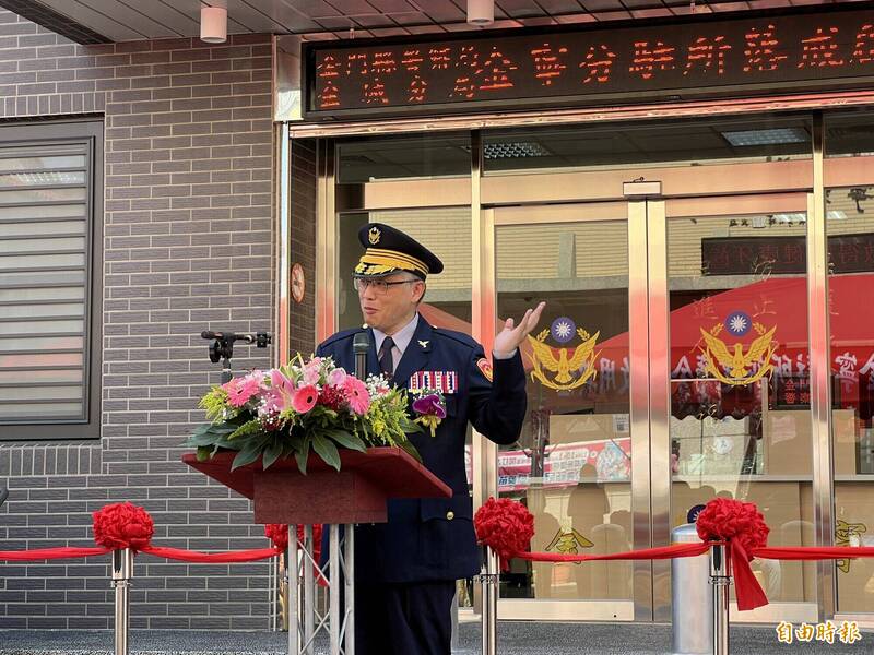 金门县警察局金城分局金宁分驻所新建办公厅舍落成启用,局长黄壬聪勉励同仁,要感恩,为民服务更要全力以赴。(记者吴正庭摄) 金门县警察局金城分局金宁分驻所新建办公厅舍落成启用,局长黄壬聪勉励同仁,要感恩,为民服务更要全力以赴。(记者吴正庭摄)