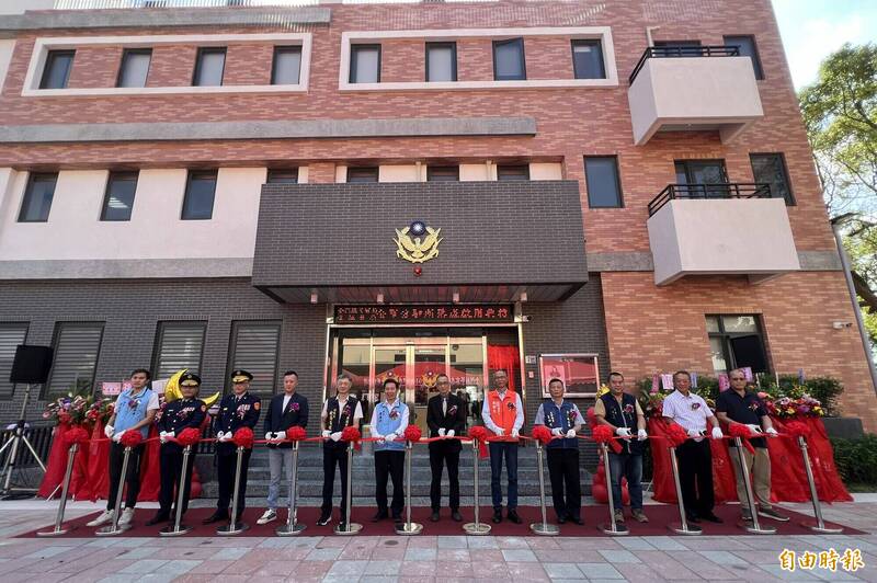 金宁分驻所新建办公厅舍落成启用典礼由陈福海(左六)主持,副议长欧阳仪雄(左五)、立委陈玉珍办公室主任董家玮(左四)、行政院金马联合服务中心执行长吴增允(右五)、福建金门地检署检察长王柏敦(右六)等人均出席剪彩。(记者吴正庭摄) 金宁分驻所新建办公厅舍落成启用典礼由陈福海(左六)主持,副议长欧阳仪雄(左五)、立委陈玉珍办公室主任董家玮(左四)、行政院金马联合服务中心执行长吴增允(右五)、福建金门地检署检察长王柏敦(右六)等人均出席剪彩。(记者吴正庭摄)