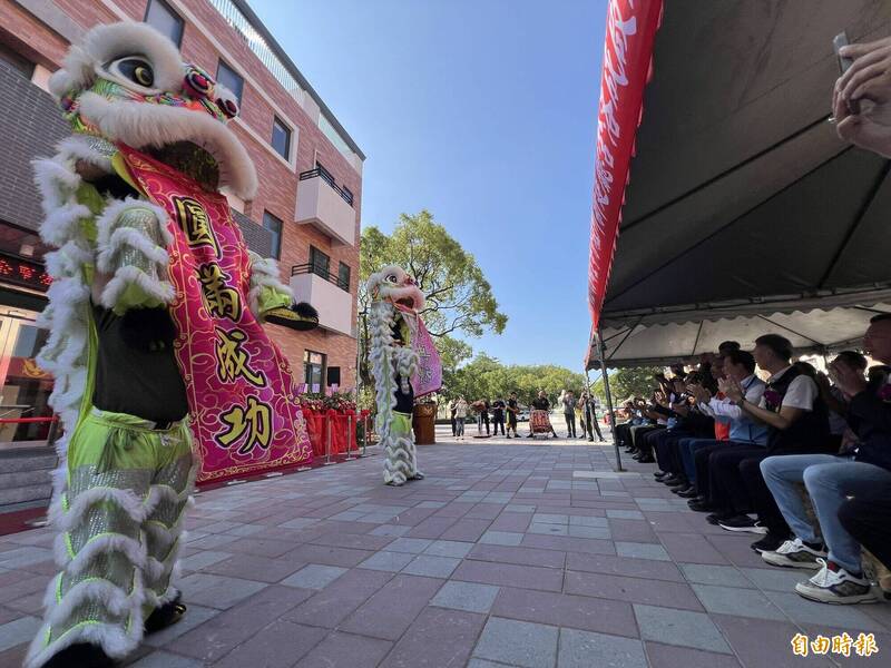 金门县警察局金城分局金宁分驻所新建办公厅舍落成启用,舞狮表演祝贺圆满成功。(记者吴正庭摄) 金门县警察局金城分局金宁分驻所新建办公厅舍落成启用,舞狮表演祝贺圆满成功。(记者吴正庭摄)