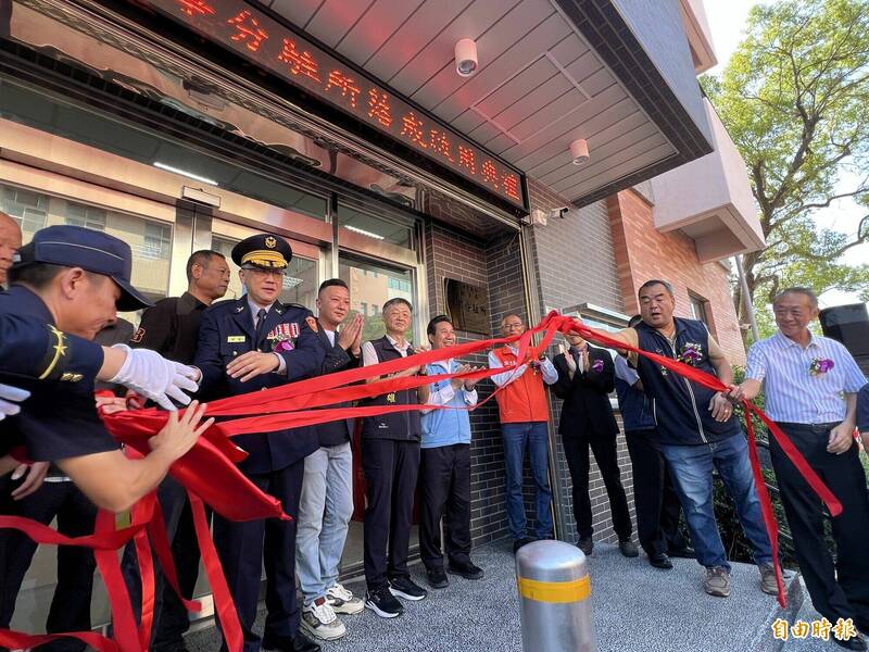 金门县警察局金城分局金宁分驻所新建办公厅舍落成启用,并举行揭牌典礼。(记者吴正庭摄) 金门县警察局金城分局金宁分驻所新建办公厅舍落成启用,并举行揭牌典礼。(记者吴正庭摄)