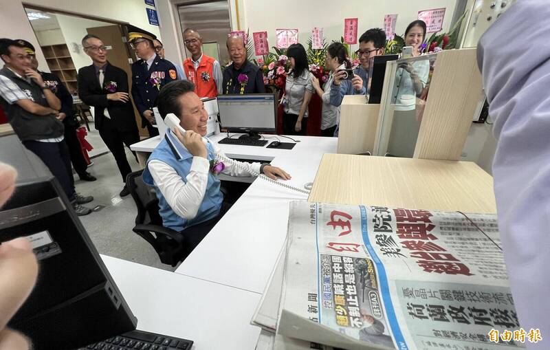 金门县警察局金城分局金宁分驻所新建办公厅舍落成启用,县长陈福海扮演临时值勤人员。(记者吴正庭摄) 金门县警察局金城分局金宁分驻所新建办公厅舍落成启用,县长陈福海扮演临时值勤人员。(记者吴正庭摄)