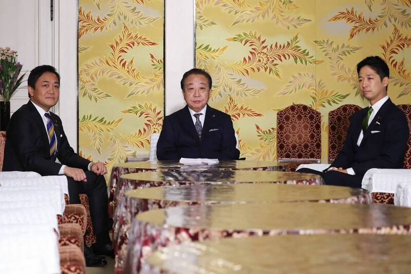 立宪民主党党魁野田佳彦(中)、国民民主党党魁玉木雄一郎(左)与日本维新会共同代表藤田文武(右)15日举行会谈,试图整合推出共同首相候选人。(法新社) 立宪民主党党魁野田佳彦(中)、国民民主党党魁玉木雄一郎(左)与日本维新会共同代表藤田文武(右)15日举行会谈,试图整合推出共同首相候选人。(法新社)