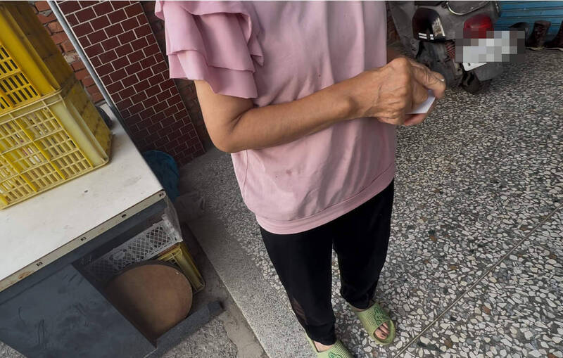 李生外婆无法接受校方说法,甚至在葬礼要颁发荣誉毕业证书,认为根本在家属伤口洒盐。(记者蔡淑媛摄) 李生外婆无法接受校方说法,甚至在葬礼要颁发荣誉毕业证书,认为根本在家属伤口洒盐。(记者蔡淑媛摄)