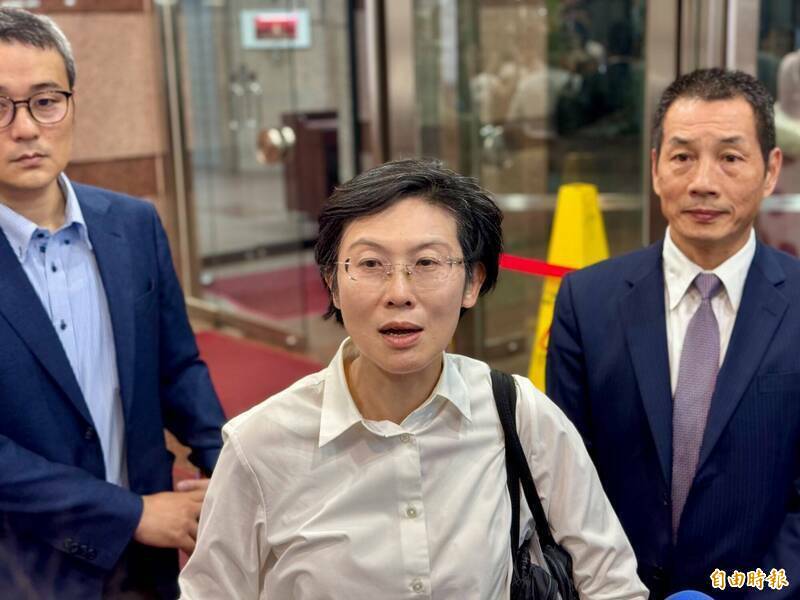 立委林岱桦今(15日)晚出席民进党廉政委员会,强调她尊重司法并配合厘清事实。(记者陈政宇摄) 立委林岱桦今(15日)晚出席民进党廉政委员会,强调她尊重司法并配合厘清事实。(记者陈政宇摄)
