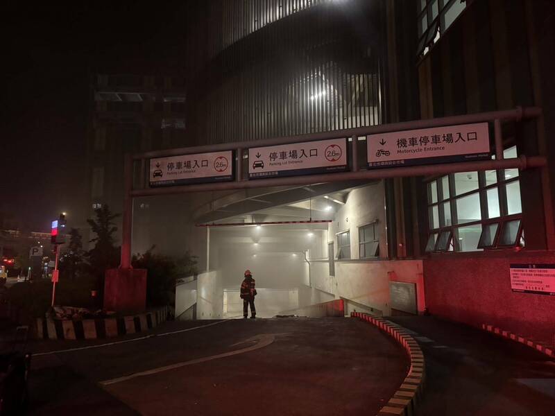 北市环南市场地下停车场晚间火警。(记者刘庆侯翻摄) 北市环南市场地下停车场晚间火警。(记者刘庆侯翻摄)