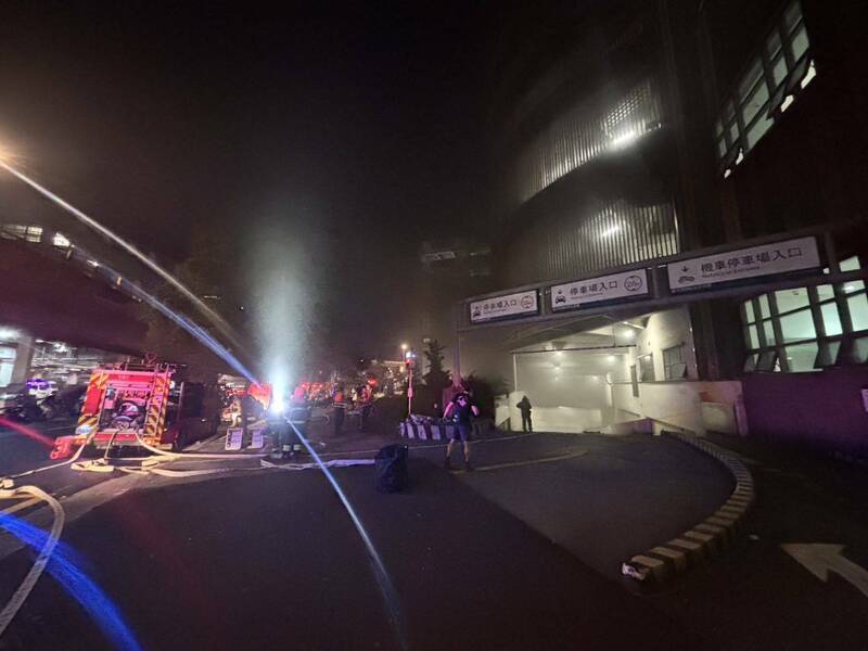 北市环南市场地下停车场晚间火警。(记者刘庆侯翻摄) 北市环南市场地下停车场晚间火警。(记者刘庆侯翻摄)