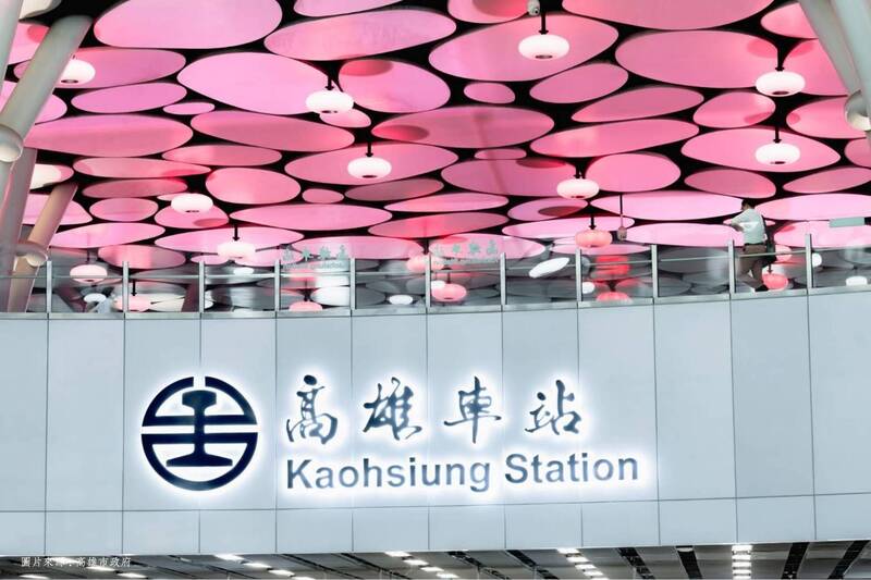 配合韓國女團BLACKPINK開唱，台鐵高雄車站展現粉紅燈飾。（台鐵公司提供）