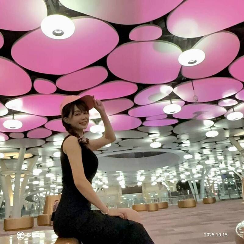 配合韓國女團BLACKPINK開唱，台鐵高雄車站展現粉紅燈飾。（台鐵公司提供）