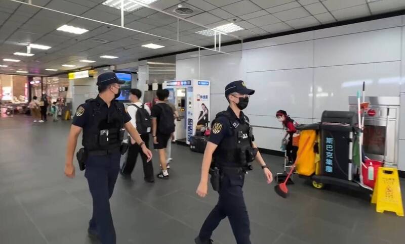 案发后铁警局在车站内加强巡守。(记者王冠仁翻摄) 案发后铁警局在车站内加强巡守。(记者王冠仁翻摄)
