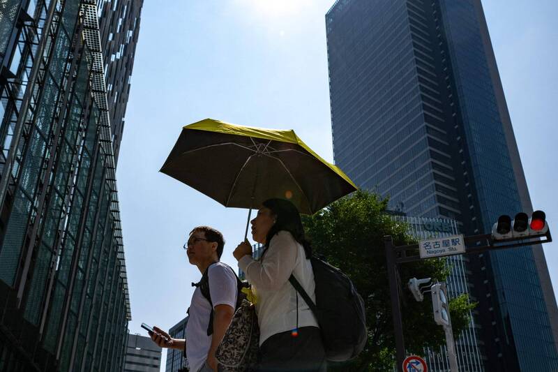 日本1位71岁老翁在名古屋车站附近的十字路口撞倒3位正在过马路的行人,其中1人不治身亡;示意图,图与新闻事件无关。(法新社资料照) 日本1位71岁老翁在名古屋车站附近的十字路口撞倒3位正在过马路的行人,其中1人不治身亡;示意图,图与新闻事件无关。(法新社资料照)