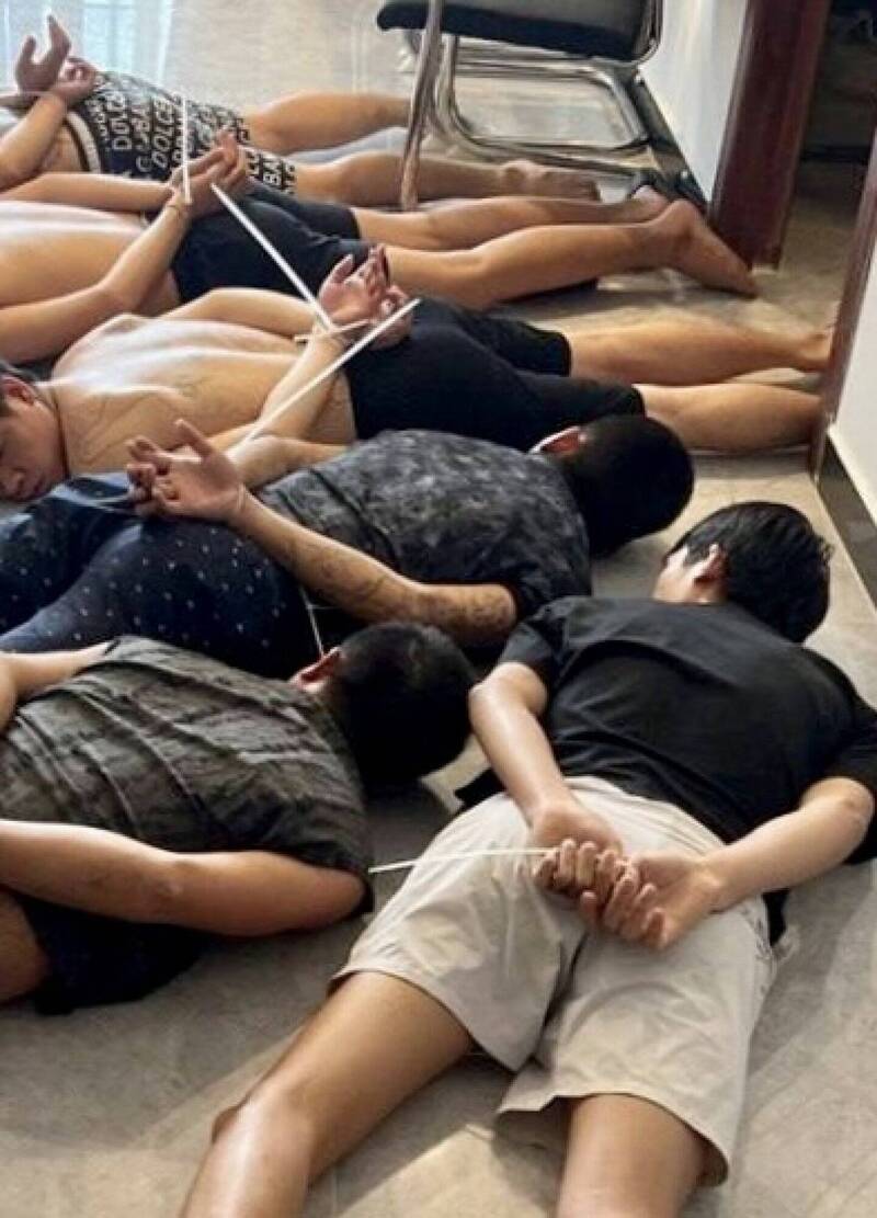 柬埔寨金边警方7月突袭一处诈骗中心,多名嫌犯遭拘留时双手被束带捆绑。(欧新社) 柬埔寨金边警方7月突袭一处诈骗中心,多名嫌犯遭拘留时双手被束带捆绑。(欧新社)