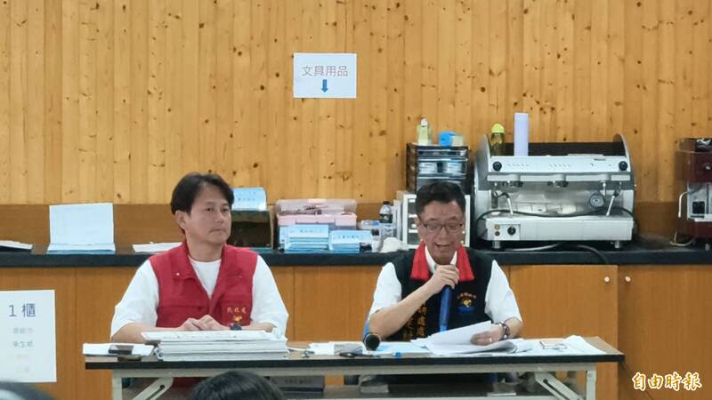 花蓮縣民政處代理處長李葳（左）帶頭退出救災群組惹議。右為行研處長陳建村。（記者王錦義攝）