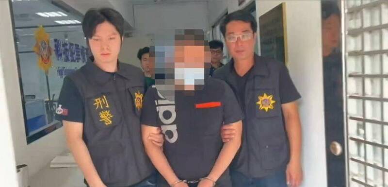 桃园梁姓国中理化老师(中)加入制毒集团,被桃园地院判刑7年9月,梁上诉,高等法院斥责梁是犯罪集团不可或缺的地位,乃共同正犯,今仍重判7年9月。(资料照,警方提供) 桃园梁姓国中理化老师(中)加入制毒集团,被桃园地院判刑7年9月,梁上诉,高等法院斥责梁是犯罪集团不可或缺的地位,乃共同正犯,今仍重判7年9月。(资料照,警方提供)