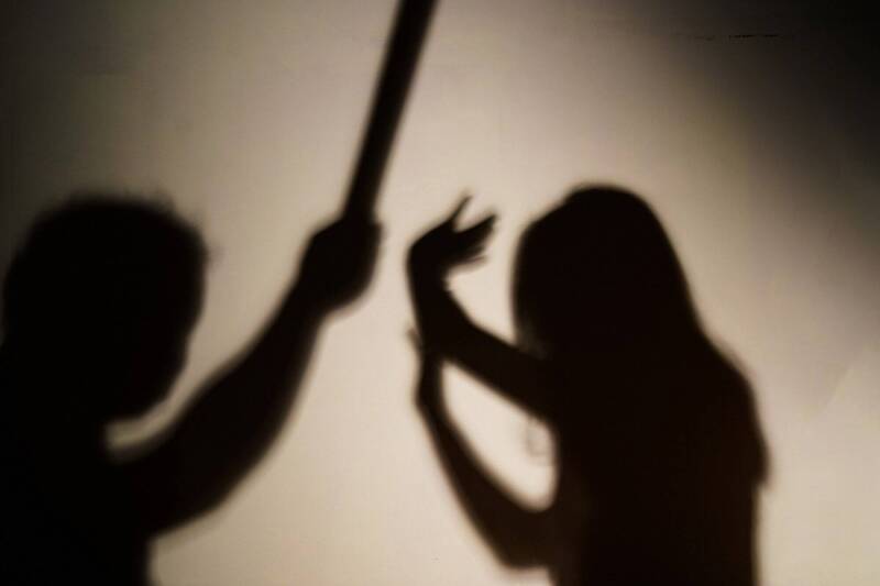 只因老母亲拒吃餐点,王女怒呛「打到没牙齿」,并拍打肩膀、挥棍恐吓,台南地方法院认定违反保护令,判拘役50日,可易科罚金并宣告缓刑2年。(示意图,资料照) 只因老母亲拒吃餐点,王女怒呛「打到没牙齿」,并拍打肩膀、挥棍恐吓,台南地方法院认定违反保护令,判拘役50日,可易科罚金并宣告缓刑2年。(示意图,资料照)