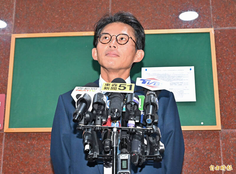 民眾黨主席黃國昌今天在立院受訪，回應狗仔事件、海外資金等議題。（記者陳志曲攝）