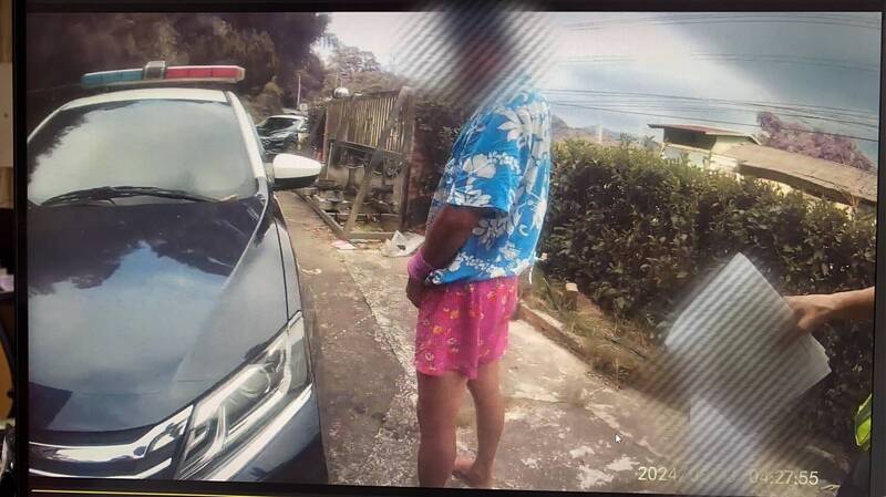 徐男对著警车左前车轮尿尿。(记者彭健礼翻摄) 徐男对著警车左前车轮尿尿。(记者彭健礼翻摄)