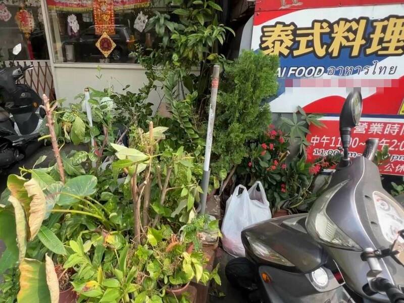 泰式料理与大肠面线业者因浇花问题爆发口角冲突。(图由民众提供) 泰式料理与大肠面线业者因浇花问题爆发口角冲突。(图由民众提供)