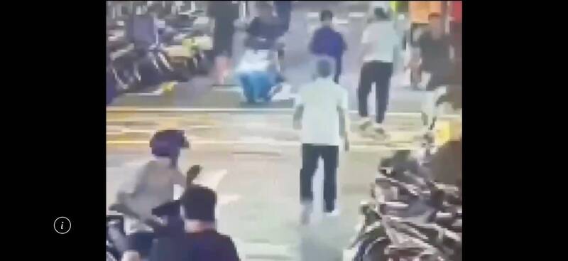 赖男(中间白衣黑裤者)持菜刀追逐前方落荒而逃的庄男(右上角白衣黑裤者)。(记者邱俊福翻摄) 赖男(中间白衣黑裤者)持菜刀追逐前方落荒而逃的庄男(右上角白衣黑裤者)。(记者邱俊福翻摄)