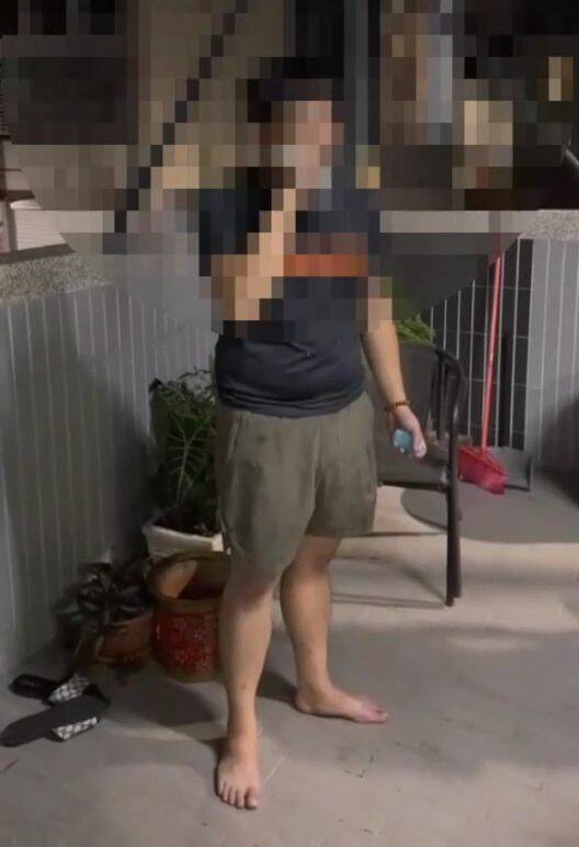 江男为首的暴力讨债集团,强迫欠钱成员以马桶刷刷牙。(记者陈建志翻摄) 江男为首的暴力讨债集团,强迫欠钱成员以马桶刷刷牙。(记者陈建志翻摄)