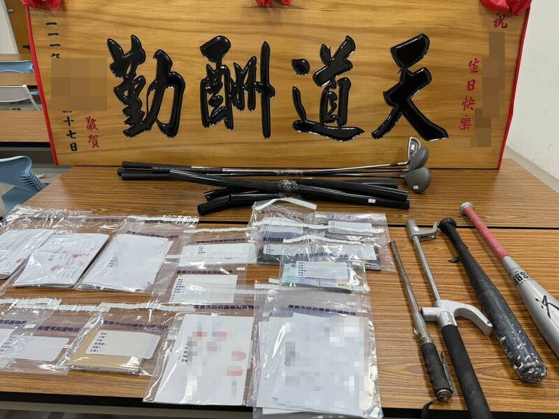 警方破江男为首的暴力讨债集团,查扣本票、棍棒等证物。(记者陈建志翻摄) 警方破江男为首的暴力讨债集团,查扣本票、棍棒等证物。(记者陈建志翻摄)