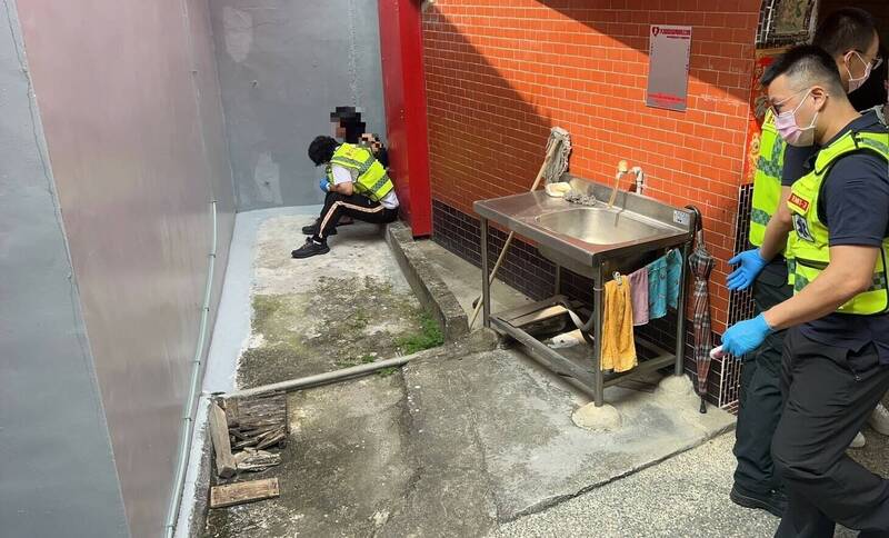 妙齡女負氣離家獨坐土地公廟啜泣  只因不願回診