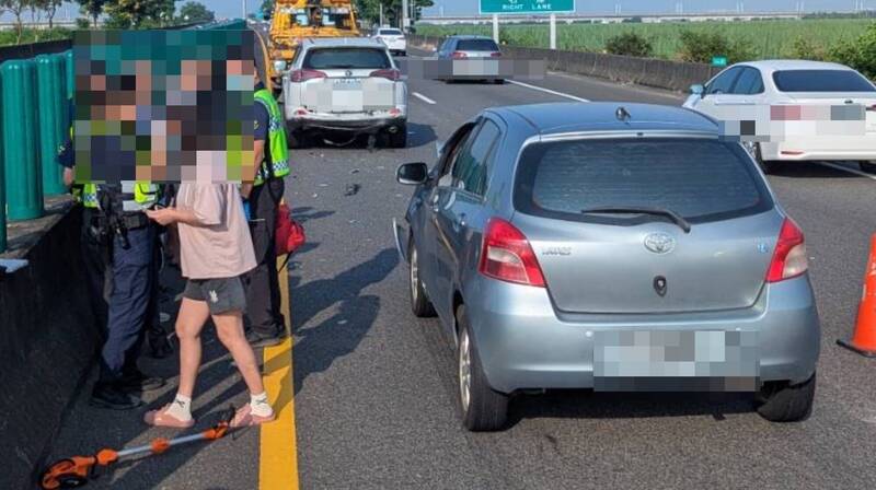 台82线快速道路今早发生轿车碰撞事故,一度造成交通壅塞。(图由警方提供) 台82线快速道路今早发生轿车碰撞事故,一度造成交通壅塞。(图由警方提供)