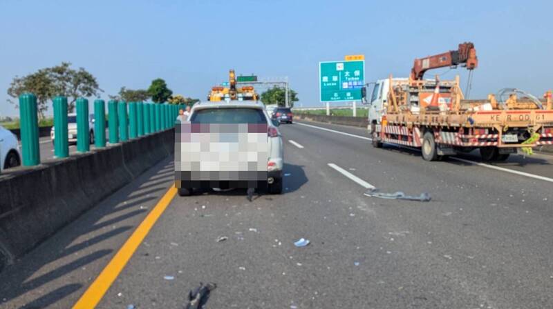 台82线快速道路朴子鹿草路段,今早发生2部车辆碰撞事故。(图由警方提供) 台82线快速道路朴子鹿草路段,今早发生2部车辆碰撞事故。(图由警方提供)
