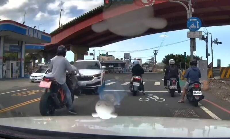 駕車左轉卻撞擊對向停等紅燈機車  網酸：是在開三小？