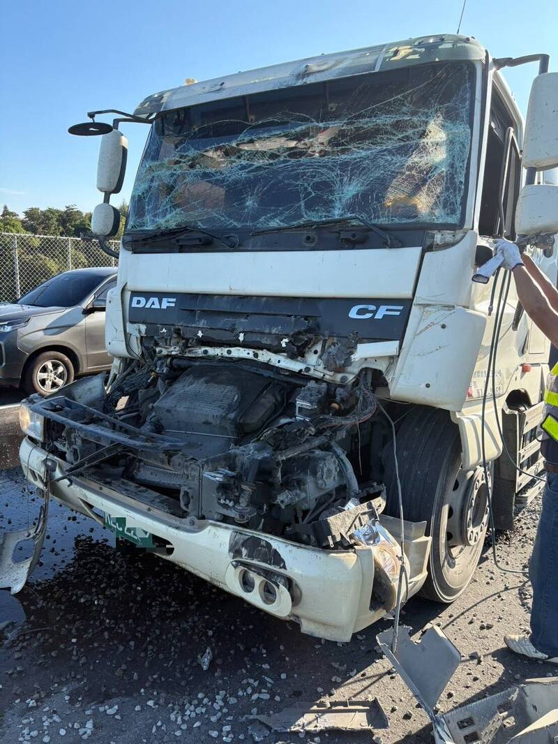 台62線砂石車追撞 駕駛疑受陽光影響煞車不及