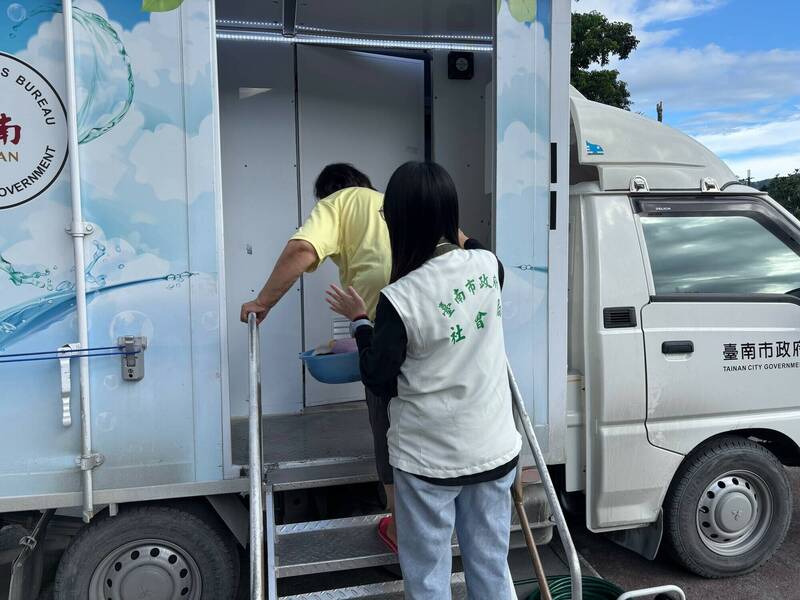 台南沐浴車支援花蓮災區 社工陪伴災民洗去疲憊撫慰心靈