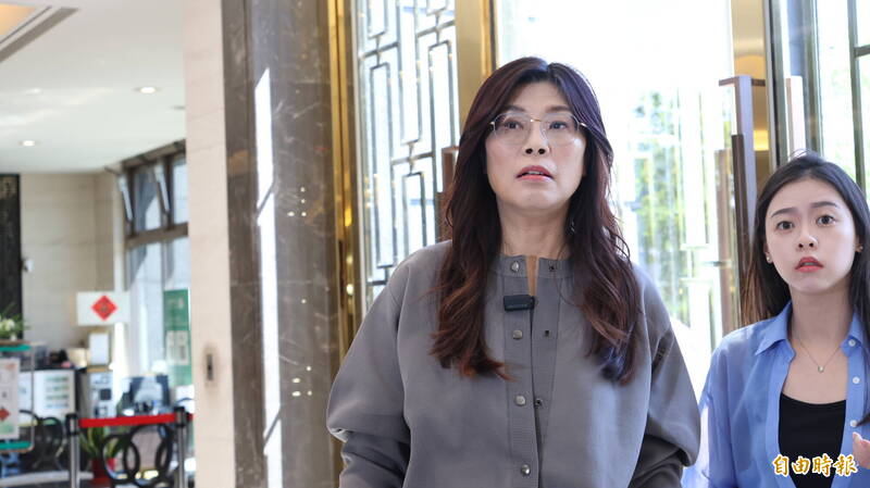 遭爆勸郭台銘選總統、批侯友宜奄奄一息  鄭麗文：抬舉我了