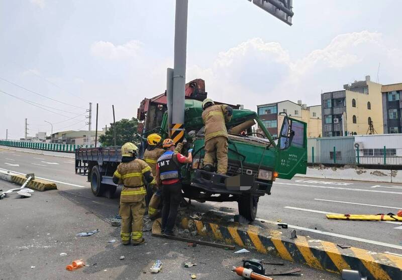 台南大貨車下陸橋失控撞號誌桿  副駕女助手重傷命危