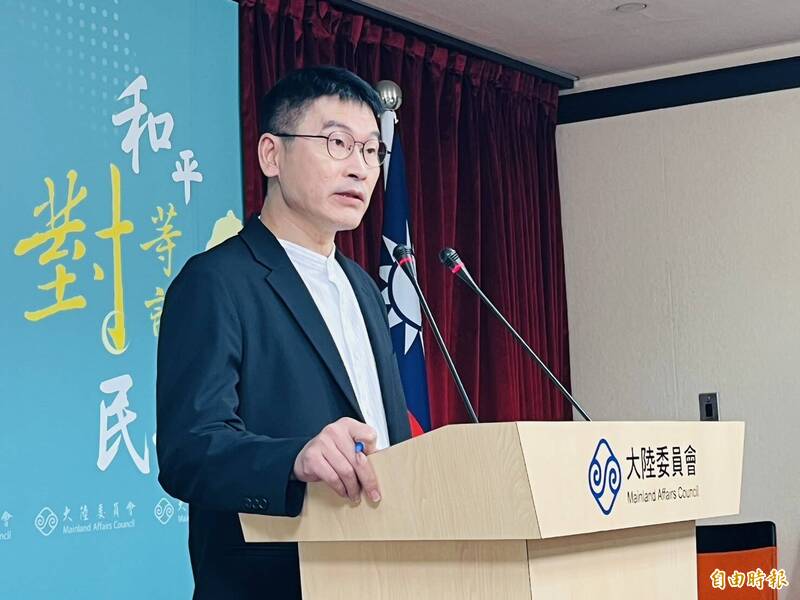 陸委會發言人梁文傑今天警告，如果有台灣民眾配合中共的懸賞通告提供資料，依情節可能涉及「國安法」、「國家情報工作法」、「刑法」等，都是7年以上有期徒刑。（記者陳鈺馥攝）