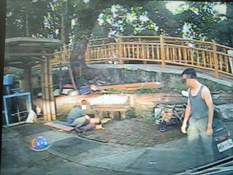 救护人员到场,发现溺水老妇已被民众救上岸边。(图由消防提供) 救护人员到场,发现溺水老妇已被民众救上岸边。(图由消防提供)