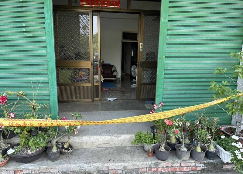 台中林姓男子疑因不满邻居陈姓妇人家中电视太大声,今天下午持刀前往理论,将陈女和前来协助的施男都砍伤送医,现场血迹斑斑。(记者陈建志翻摄) 台中林姓男子疑因不满邻居陈姓妇人家中电视太大声,今天下午持刀前往理论,将陈女和前来协助的施男都砍伤送医,现场血迹斑斑。(记者陈建志翻摄)