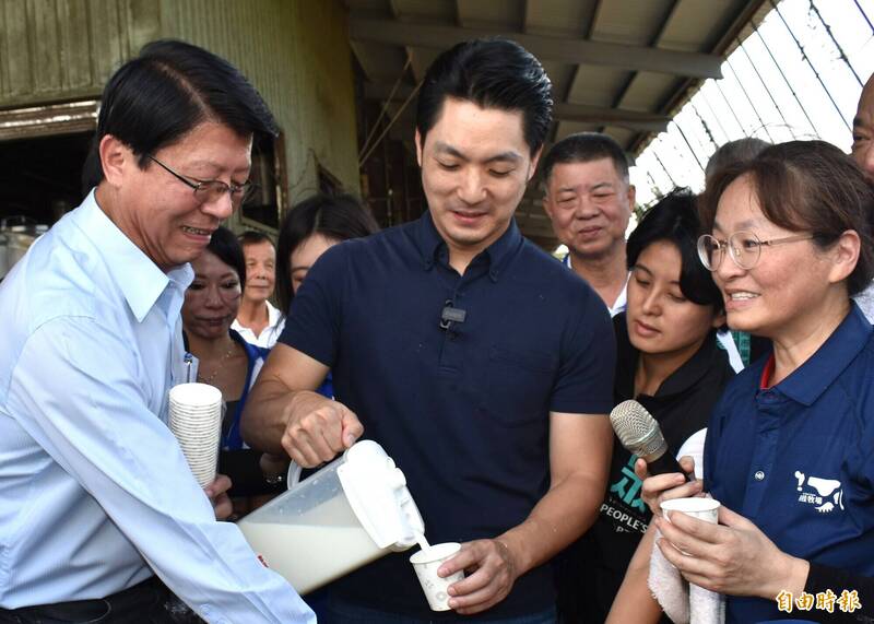 台北市長蔣萬安(中)稱讚台南的鮮乳好香、好甜。(記者楊金城攝) 台北市長蔣萬安(中)稱讚台南的鮮乳好香、好甜。(記者楊金城攝)