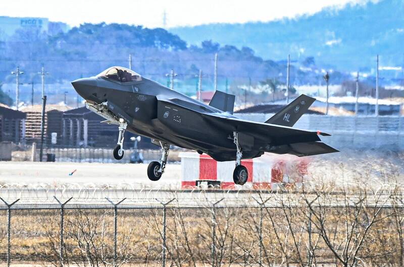 乌山空军基地的美军F-35战机。(法新社档案照) 乌山空军基地的美军F-35战机。(法新社档案照)