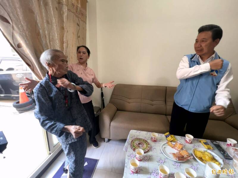 陳福海(右1)拜訪104歲阿嬤,看到阿嬤起身做健康操,他也立刻跟上節奏。(記者吳正庭攝) 陳福海(右1)拜訪104歲阿嬤,看到阿嬤起身做健康操,他也立刻跟上節奏。(記者吳正庭攝)