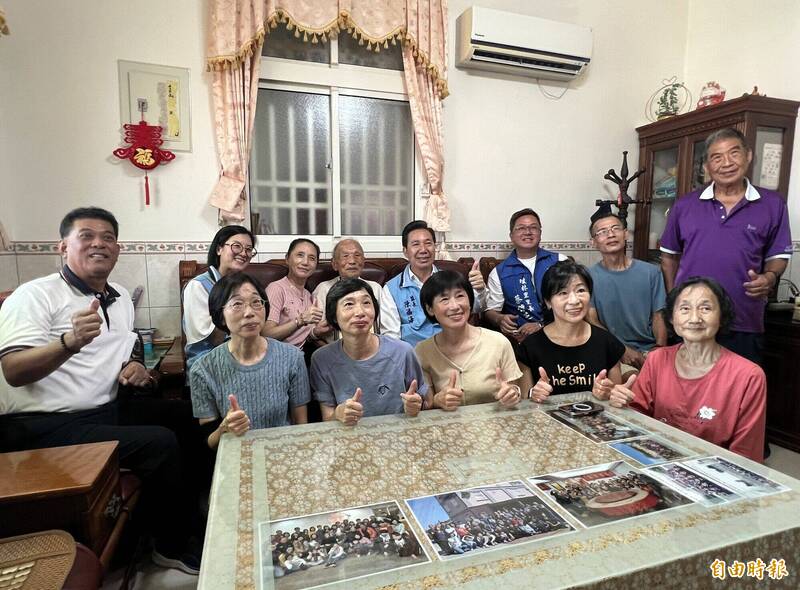 縣長陳福海(二排左4)訪視獲選今年縣級模範長輩的100歲人瑞蘇子雲(二排左3),全家和樂融融合影。(記者吳正庭攝) 縣長陳福海(二排左4)訪視獲選今年縣級模範長輩的100歲人瑞蘇子雲(二排左3),全家和樂融融合影。(記者吳正庭攝)