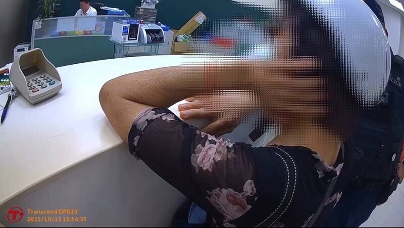 遭诈骗妇人不听警劝,竟摀住耳朵不听。(麻豆分局提供) 遭诈骗妇人不听警劝,竟摀住耳朵不听。(麻豆分局提供)