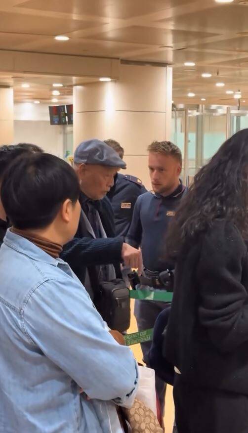 一段中国阿公在义大利机场入境时,大声咆哮的影片,近日在网路上流传。(取自脸书) 一段中国阿公在义大利机场入境时,大声咆哮的影片,近日在网路上流传。(取自脸书)
