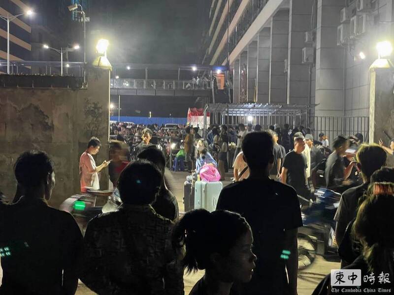 15日晚间11时,中国城内园区多家公司同步宣布解散,公司要求员工立即离开,员工接获通知后也马上离开大楼,并在公司附近的空地上聚集。(图撷取自柬中日报) 15日晚间11时,中国城内园区多家公司同步宣布解散,公司要求员工立即离开,员工接获通知后也马上离开大楼,并在公司附近的空地上聚集。(图撷取自柬中日报)